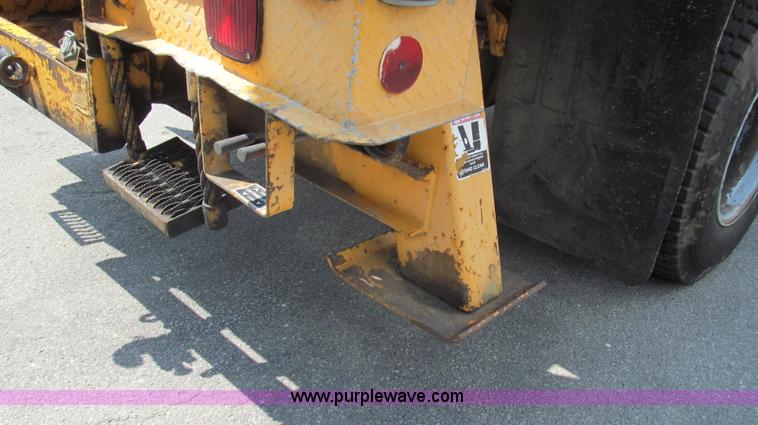 image for item G2080 1993 International 4900 digger derrick truck