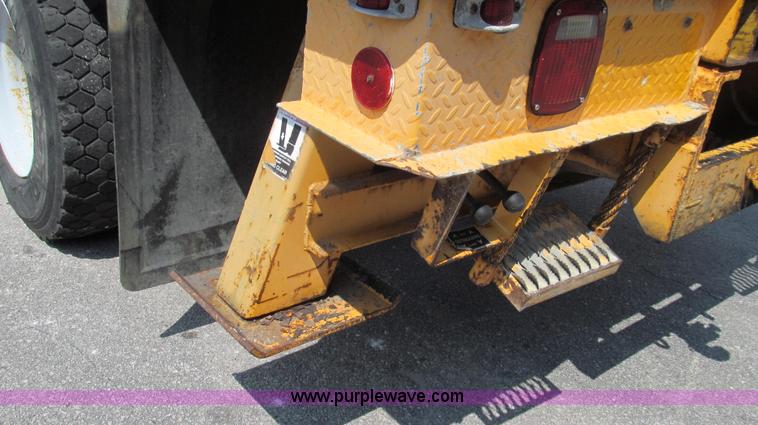 image for item G2080 1993 International 4900 digger derrick truck