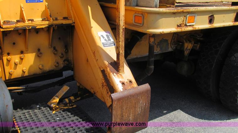 image for item G2080 1993 International 4900 digger derrick truck