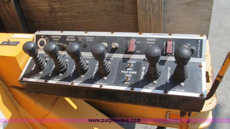 image for item G2080 1993 International 4900 digger derrick truck