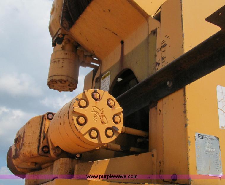 image for item G2080 1993 International 4900 digger derrick truck