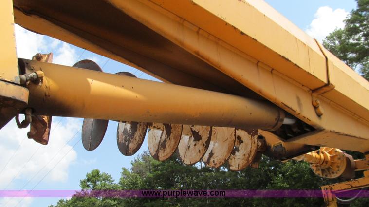 image for item G2080 1993 International 4900 digger derrick truck