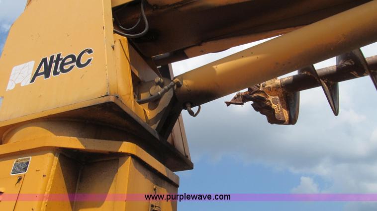 image for item G2080 1993 International 4900 digger derrick truck