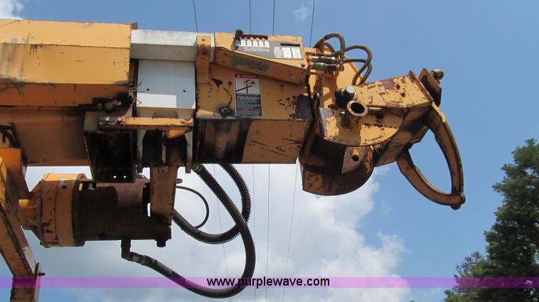 image for item G2080 1993 International 4900 digger derrick truck