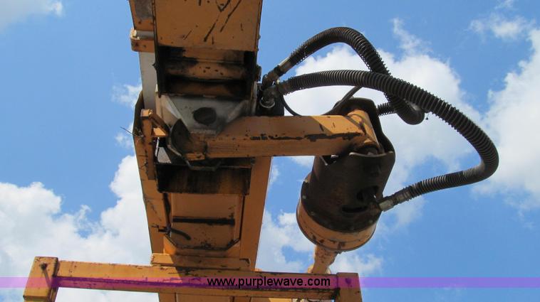 image for item G2080 1993 International 4900 digger derrick truck