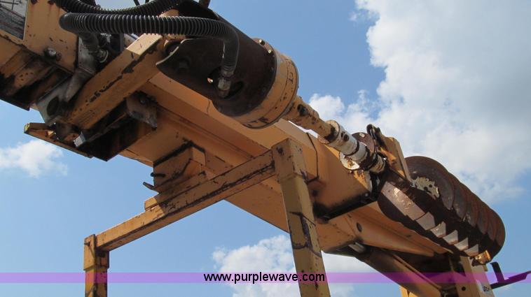 image for item G2080 1993 International 4900 digger derrick truck