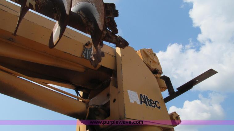 image for item G2080 1993 International 4900 digger derrick truck