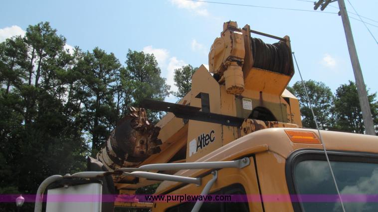 image for item G2080 1993 International 4900 digger derrick truck