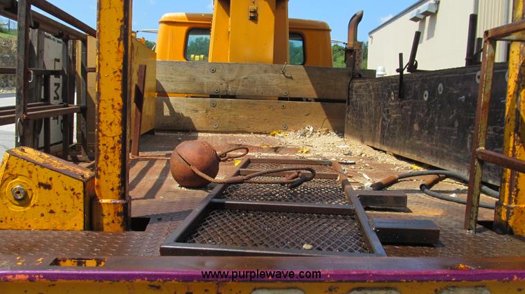 image for item G2080 1993 International 4900 digger derrick truck