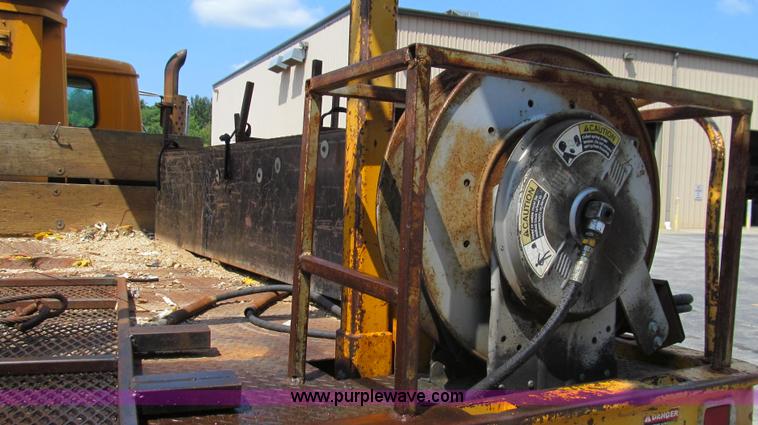 image for item G2080 1993 International 4900 digger derrick truck