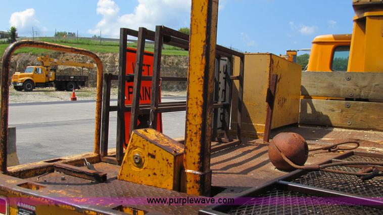 image for item G2080 1993 International 4900 digger derrick truck