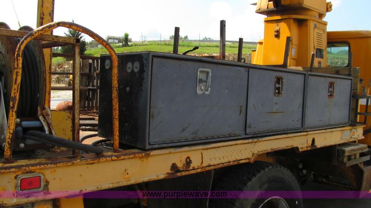 image for item G2080 1993 International 4900 digger derrick truck