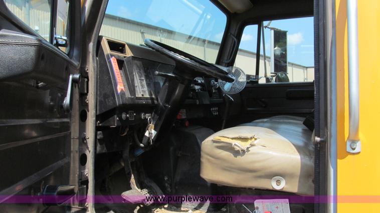 image for item G2080 1993 International 4900 digger derrick truck