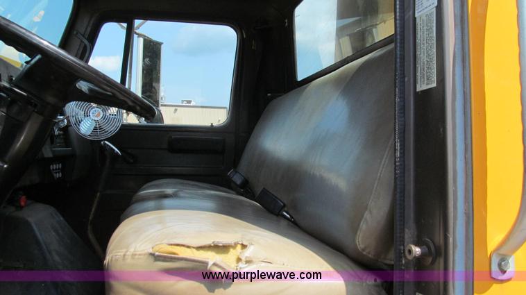 image for item G2080 1993 International 4900 digger derrick truck