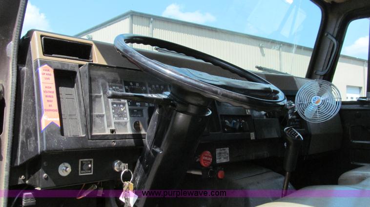 image for item G2080 1993 International 4900 digger derrick truck