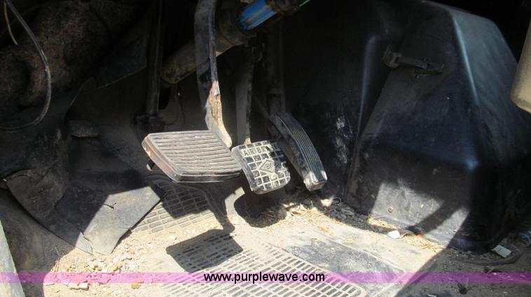 image for item G2080 1993 International 4900 digger derrick truck