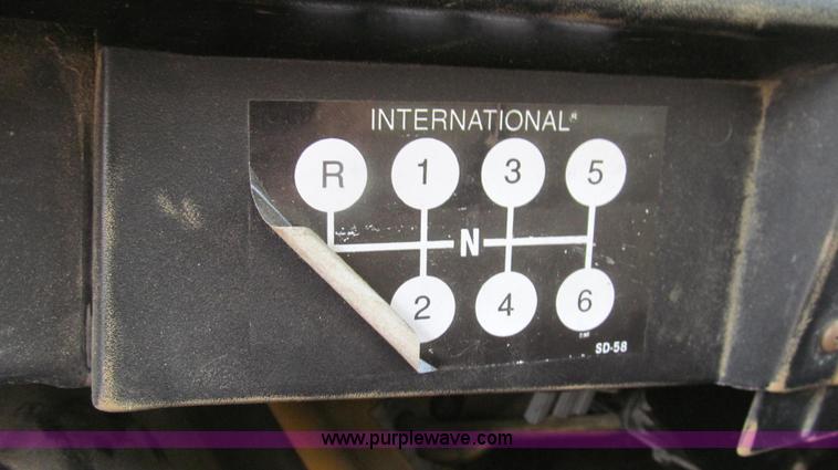 image for item G2080 1993 International 4900 digger derrick truck