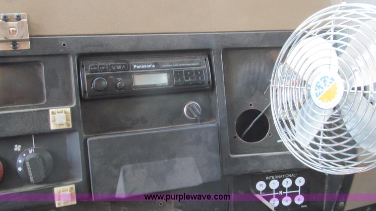 image for item G2080 1993 International 4900 digger derrick truck