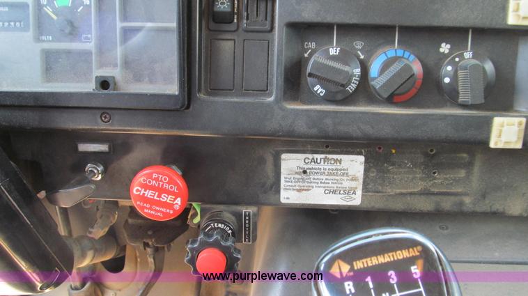 image for item G2080 1993 International 4900 digger derrick truck