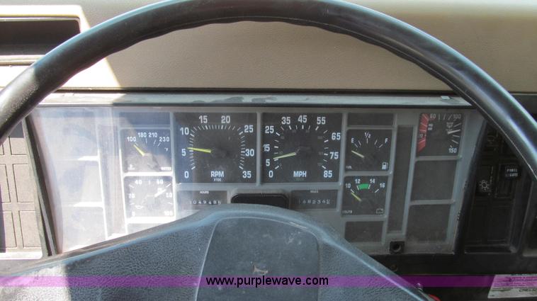 image for item G2080 1993 International 4900 digger derrick truck