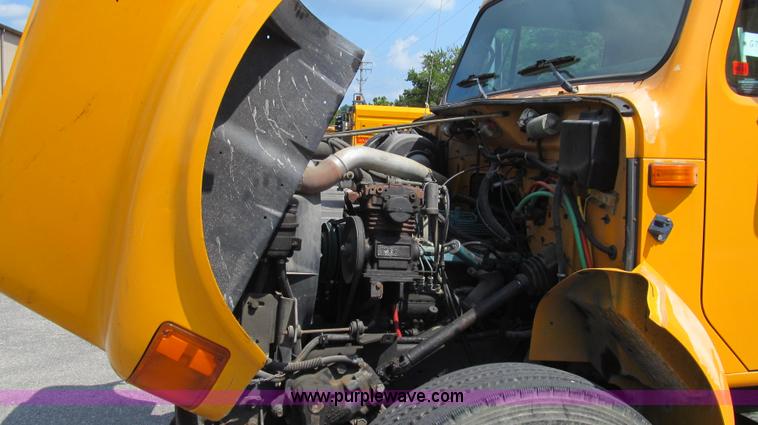 image for item G2080 1993 International 4900 digger derrick truck