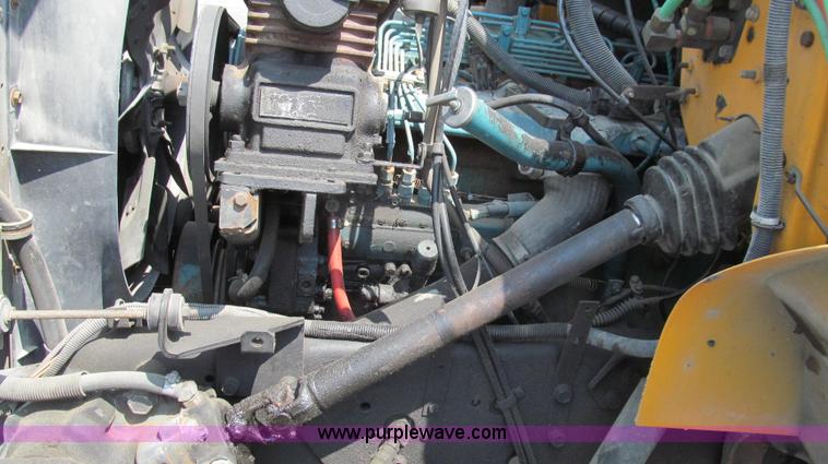 image for item G2080 1993 International 4900 digger derrick truck