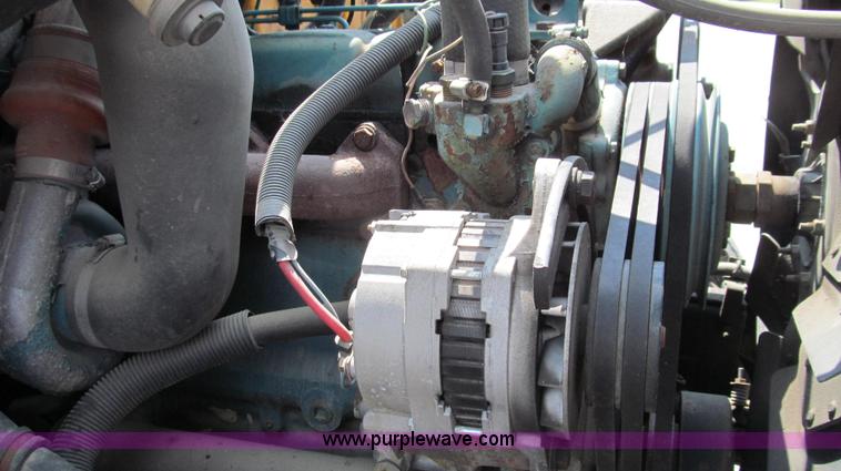 image for item G2080 1993 International 4900 digger derrick truck