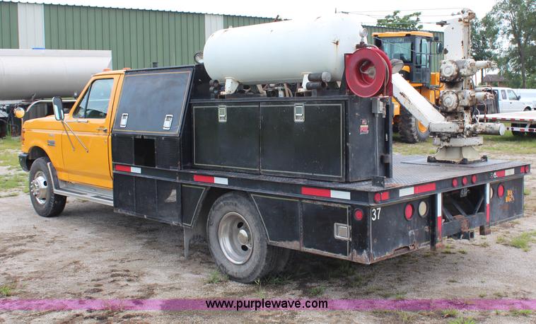 image for item H6515 1990 Ford F450 Super Duty flatbed truck