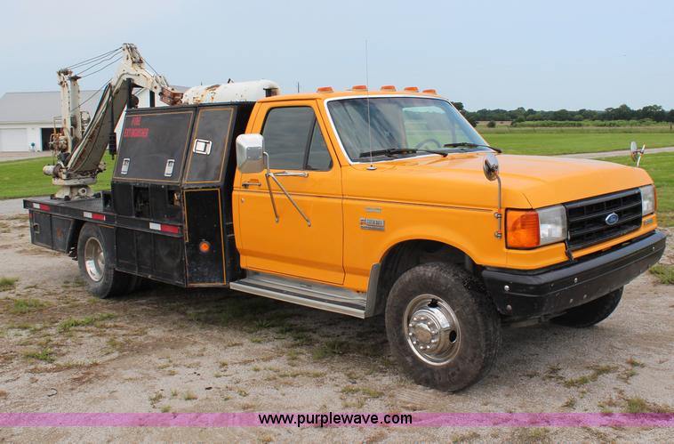 image for item H6515 1990 Ford F450 Super Duty flatbed truck