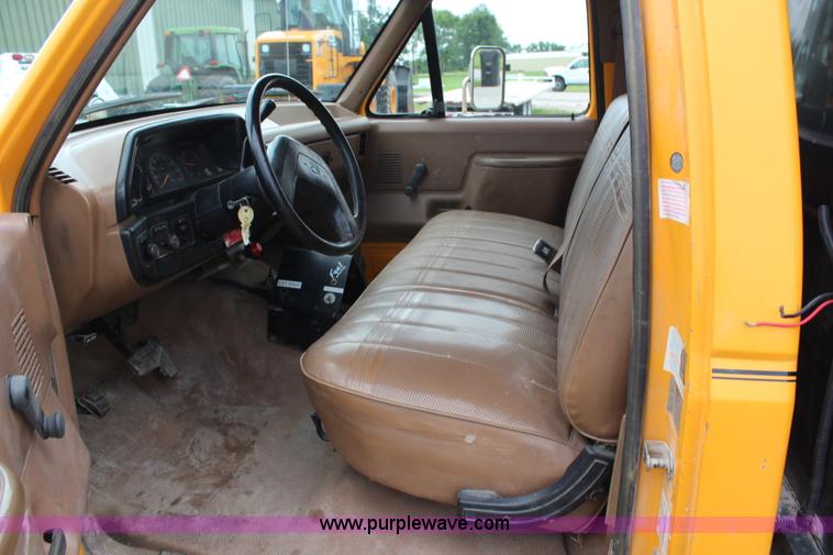 image for item H6515 1990 Ford F450 Super Duty flatbed truck