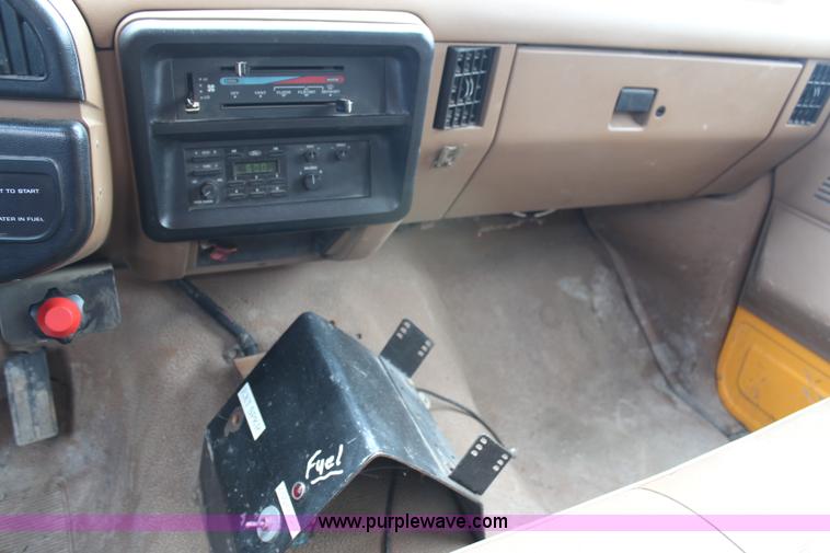 image for item H6515 1990 Ford F450 Super Duty flatbed truck