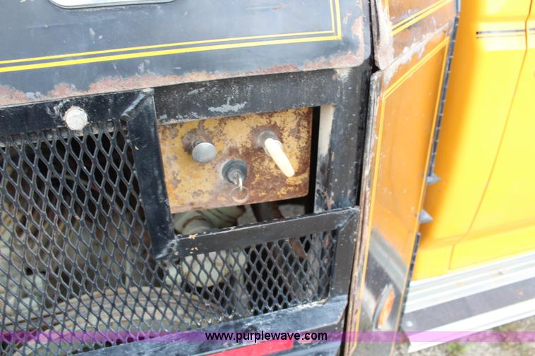 image for item H6515 1990 Ford F450 Super Duty flatbed truck