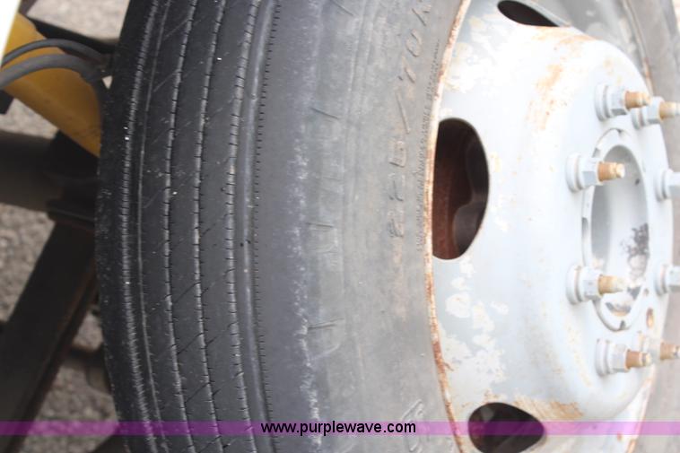 image for item H6516 1999 Ford F550 Super Duty bucket truck