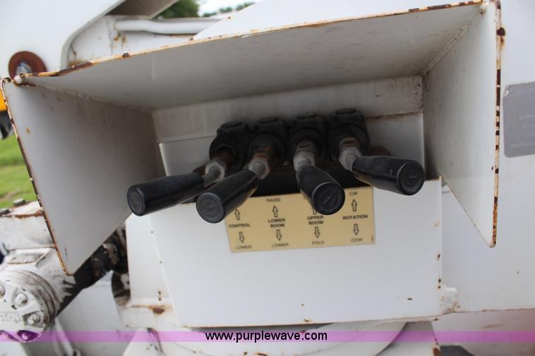 image for item H6516 1999 Ford F550 Super Duty bucket truck