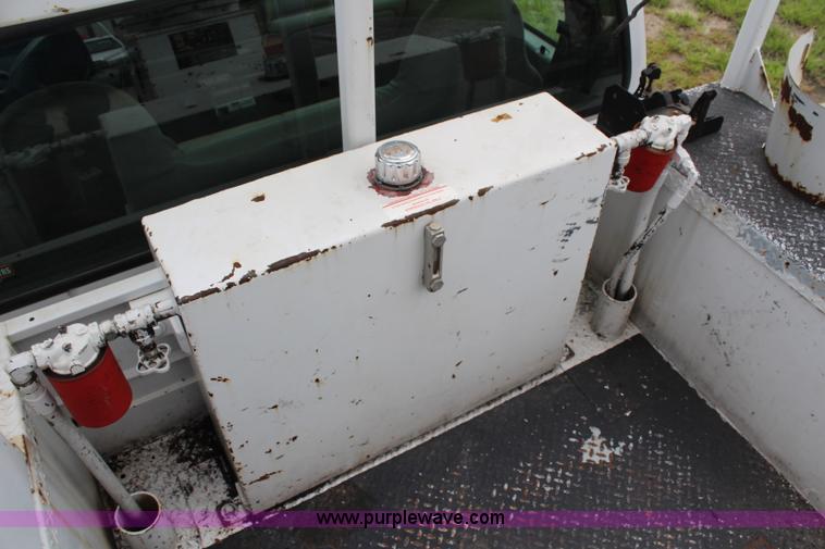 image for item H6516 1999 Ford F550 Super Duty bucket truck