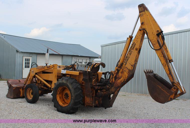 image for item H6520 International 2500 backhoe loader