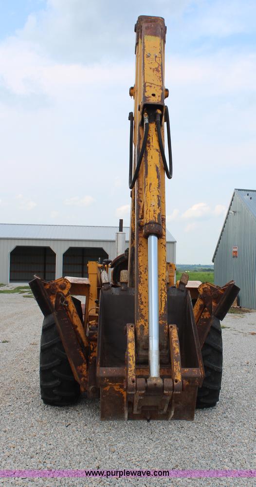 image for item H6520 International 2500 backhoe loader