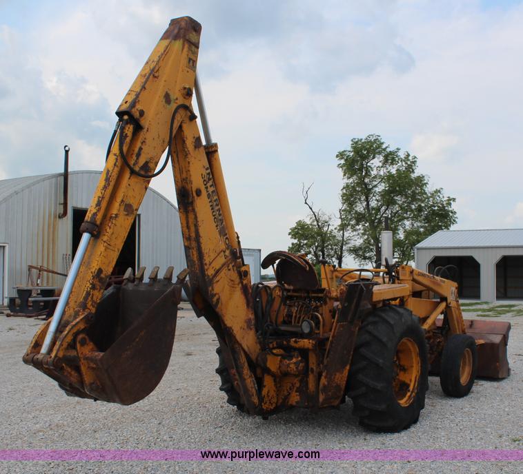 image for item H6520 International 2500 backhoe loader
