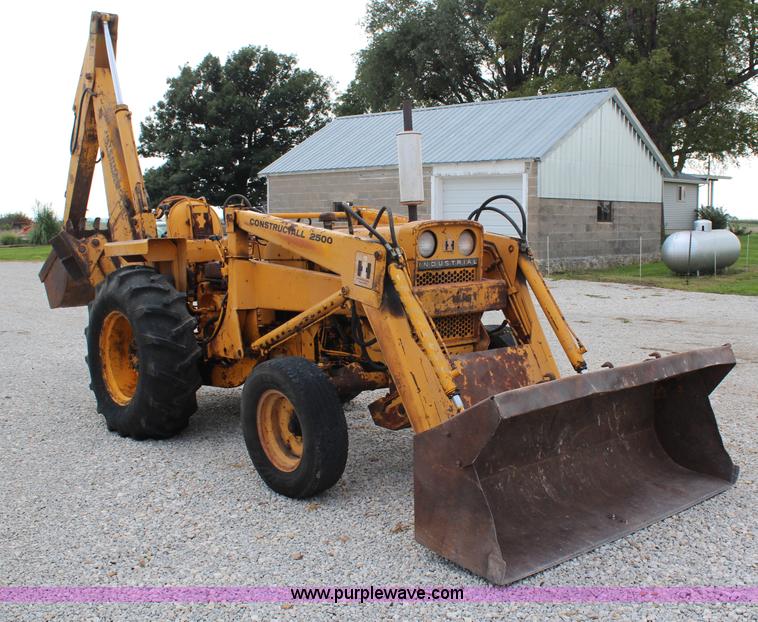 image for item H6520 International 2500 backhoe loader