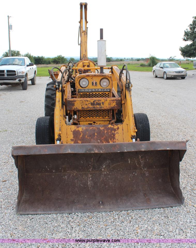 image for item H6520 International 2500 backhoe loader