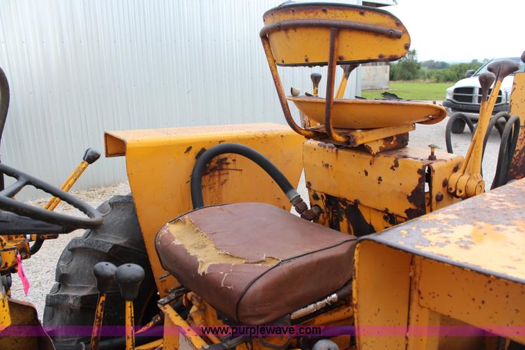 image for item H6520 International 2500 backhoe loader