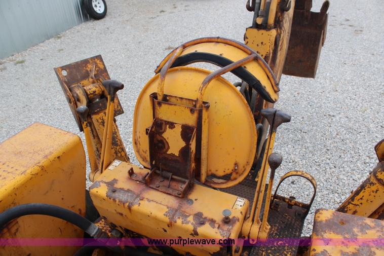 image for item H6520 International 2500 backhoe loader