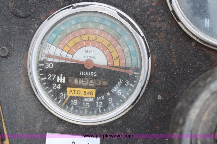 image for item H6520 International 2500 backhoe loader