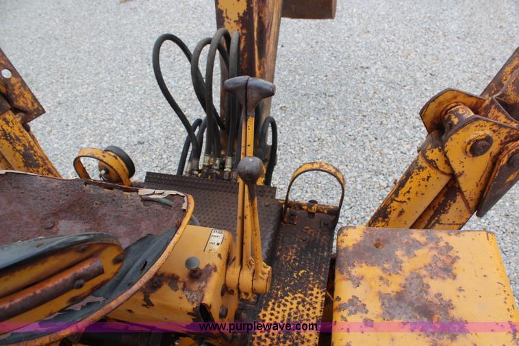 image for item H6520 International 2500 backhoe loader