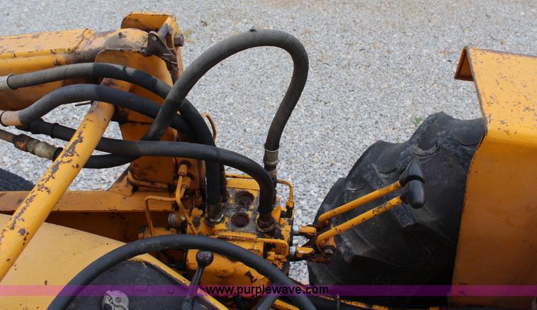 image for item H6520 International 2500 backhoe loader