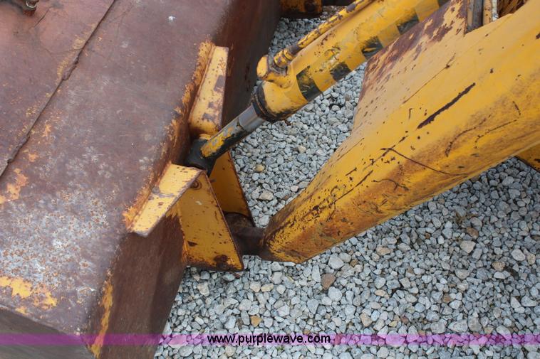 image for item H6520 International 2500 backhoe loader