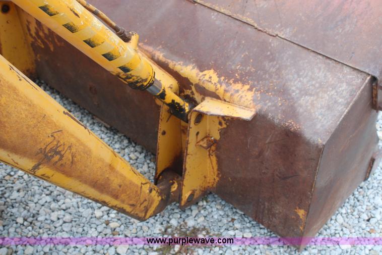 image for item H6520 International 2500 backhoe loader