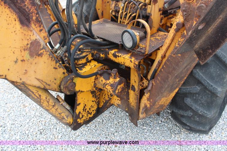 image for item H6520 International 2500 backhoe loader