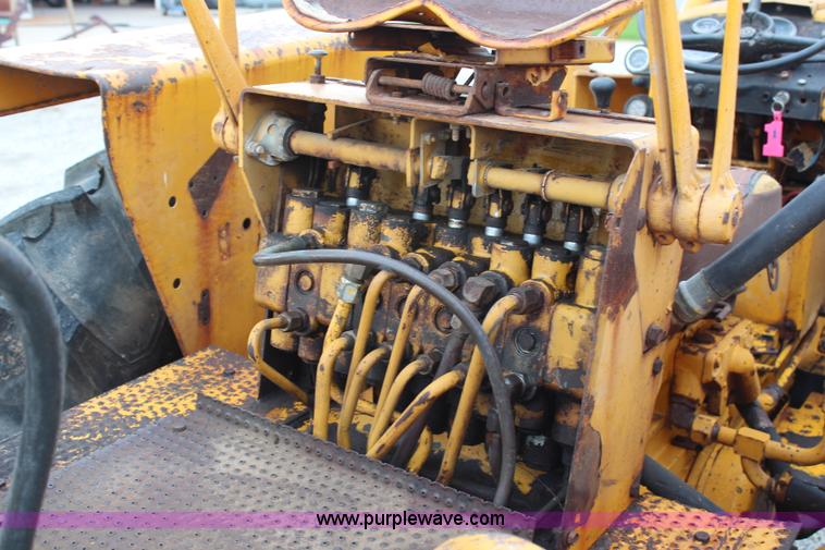 image for item H6520 International 2500 backhoe loader