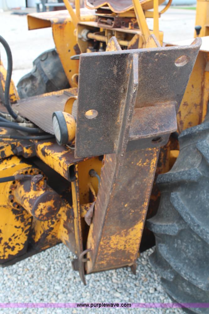 image for item H6520 International 2500 backhoe loader